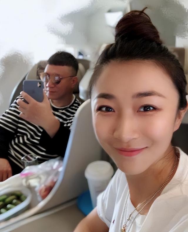 53歲孫紅雷帶妻女韓國(guó)度假，獲美女粉絲挽手合照，笑得滿面春風(fēng)