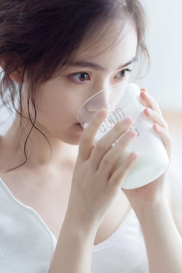 90后清純模特早晨性感私房照