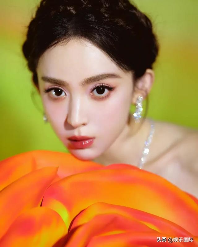 娜扎白色抹胸配禮裙 嬌媚明艷似黃玫瑰