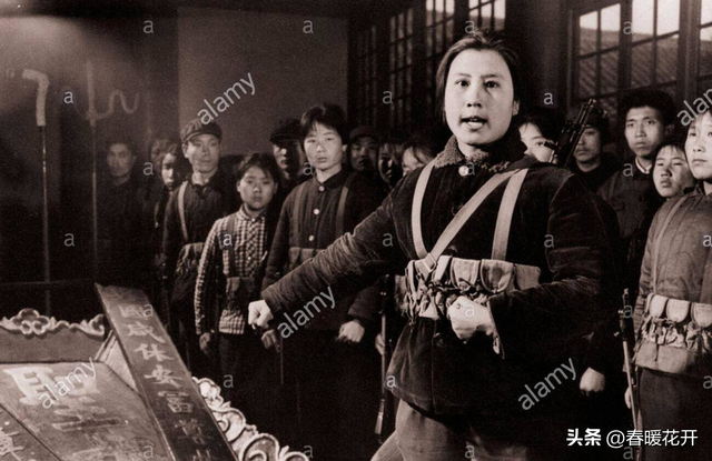 卑鄙齷齪老照片：青樓女子妖嬈多姿，婦女露胸喂奶被孩子撕扯衣服