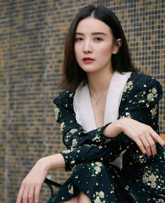 43歲宋佳近照！腋下婦乳明顯，真空禮服險(xiǎn)走光，胳膊上痕跡引熱議