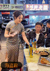 老板娘“花式”開啤酒，故意“使壞”噴食客一臉，被噴男子笑開花