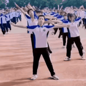 妹子真大膽，這樣的紋身都敢露出來，我在她身后都替她感到尷尬