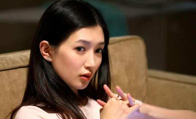 霍思燕一脫成名，現(xiàn)場揉捏杜江的翹臀，曾和黃奕大打口水戰(zhàn)