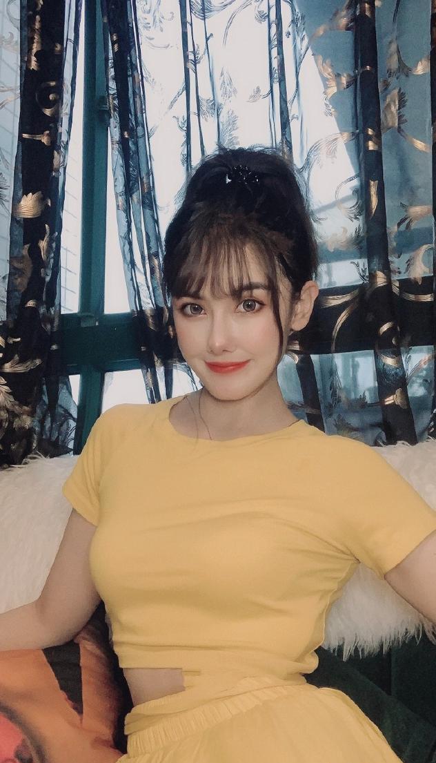 98年新疆翹臀女孩，超高顏值性感身材，努力健身成就完美身材