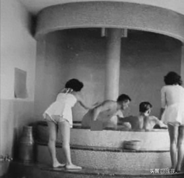罕見照片：日本女人竟如此開放大膽，女學生脫光衣服全身赤裸上課