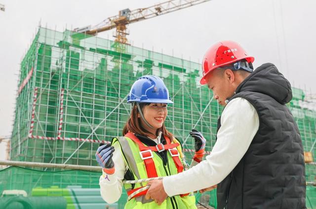 雄安建設(shè)現(xiàn)場(chǎng)的“塔吊空姐”:她“吊”著一棟棟建筑拔節(jié)生長(zhǎng)