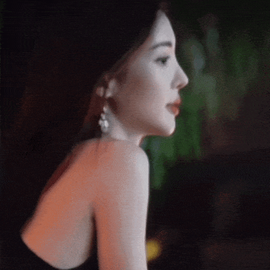 最美女荷官！金晨穿深V長(zhǎng)裙小口抽煙純欲感十足