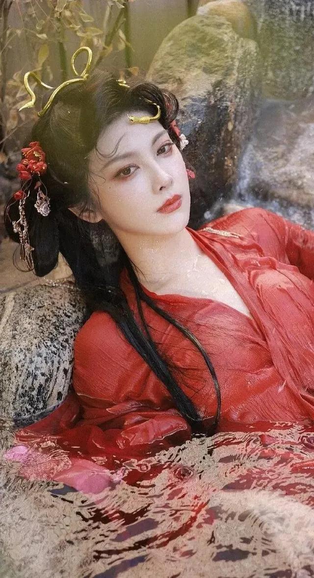 美女王伊瑤