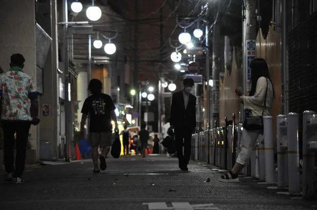 16歲日本女高中生為追星淪為站街女，月入70萬全獻(xiàn)給地下男偶像！