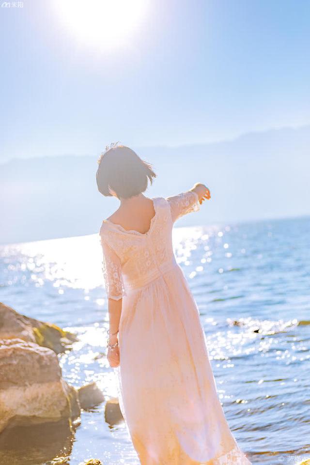 洱海邊的白裙蕾絲少女，被網(wǎng)友譽為清純女神