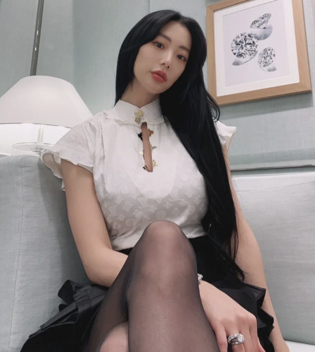 第一美女克拉拉曬自拍！穿黑絲秀纖細長腿，手表鑲滿鉆石太闊氣