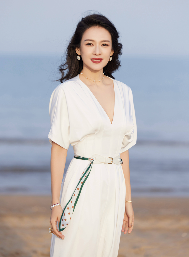 章子怡穿上紅色深V抹胸爆乳裙，驚艷國(guó)際，散發(fā)大方魅力！