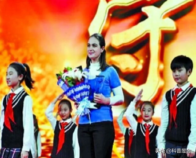 1998年烏克蘭美女嫁河南小伙，9年后丈夫離世，公婆：回烏克蘭吧