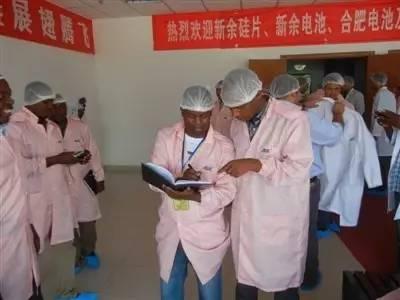 71名膚色不同的女官員為啥一起跑到中國(guó)村莊來(lái)？