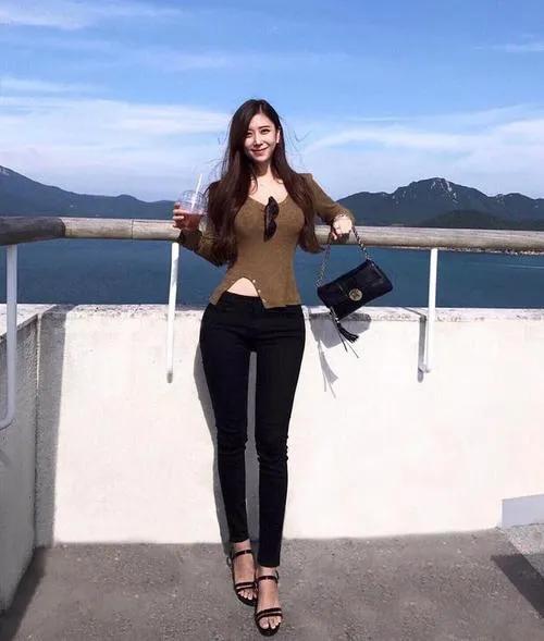韓國九頭身美女，D罩杯加蜂腰翹臀大長腿，被稱為“真人版女帝”