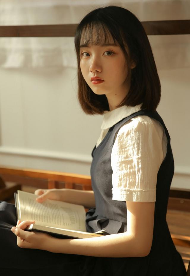 水汪汪眼睛美女學(xué)生，清爽短發(fā)校園制服寫真圖片
