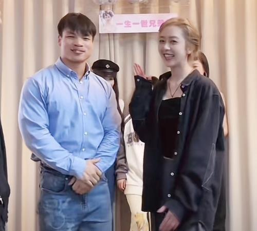 三只羊：性感美女主播卓仕琳，拌胸寫真身材勁爆，連看99次?。? onerror=