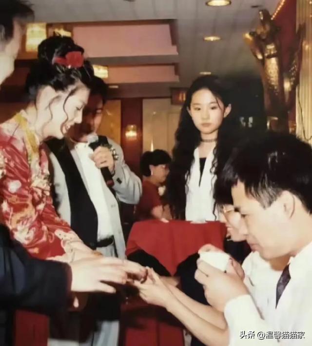劉亦菲美國初中同學(xué)曬班級合照，12歲劉亦菲坐c位驚艷，還是?；? onerror=