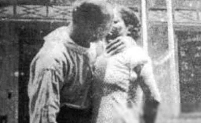 晚清悲慘女子老照片：窯姐坐洋軍官懷里被摸胸，洋人當(dāng)街欺辱婦女