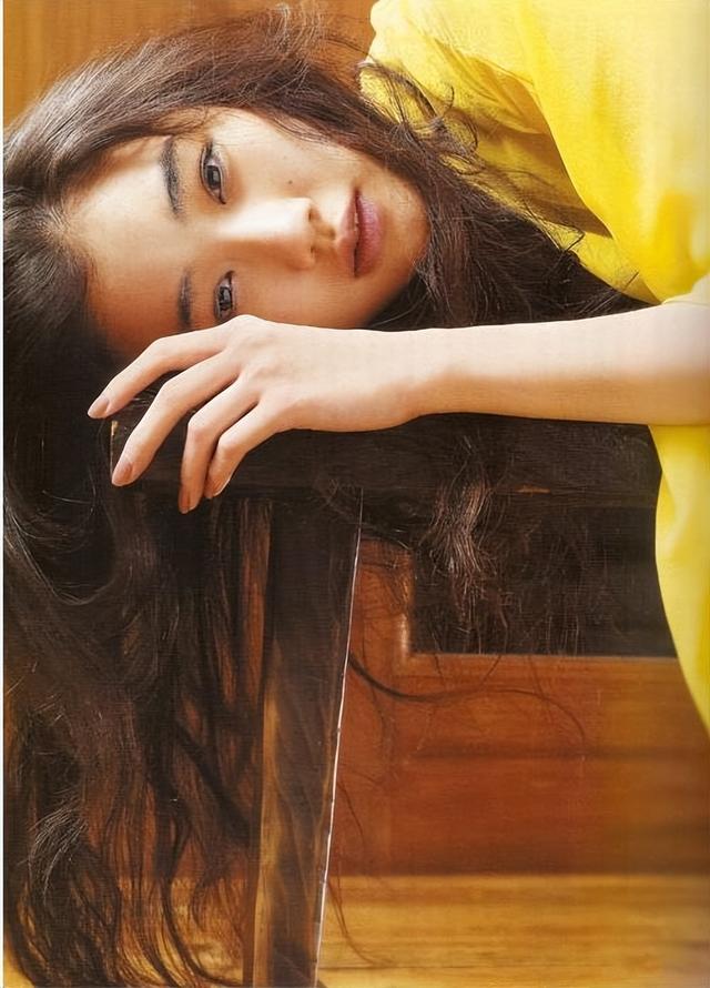 日本女星蒼井優(yōu)身穿黃裙靚麗嫵媚！膚白貌美又純又欲