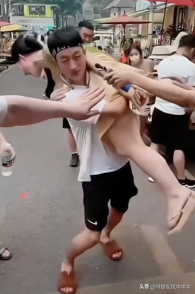 后續(xù)！祁天道用竹簽捅女游客屁股，低俗吸流犯眾怒，快手：封15天