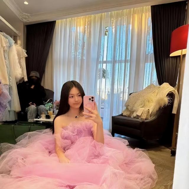 陸毅女兒貝爾近照驚艷，腿又長又細(xì)，身高直逼180cm