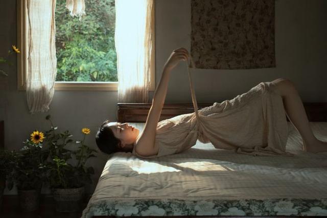 無(wú)所事事的日子:清純美女的寫(xiě)真
