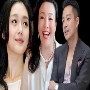 卑鄙齷齪老照片：青樓女子妖嬈多姿，婦女露胸喂奶被孩子撕扯衣服