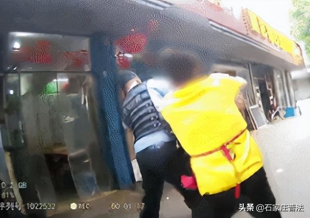 江蘇女老板用鐵棒暴打親生女兒被拘捕，稱其30歲還沒嫁人