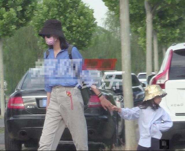 張梓琳帶4歲女兒逛街，胖妹身高太嚇人，直逼媽媽腰部長腿惹人羨
