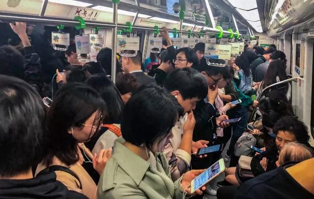 北京一女子地鐵遇陌生男：襠部頂臀猥褻他人，大聲怒吼拽下車報警
