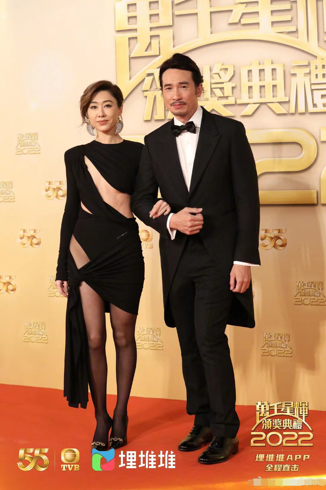 TVB紅毯眾多美女云集，不畏寒冷穿黑絲短裙露長腿，身材凹凸有致