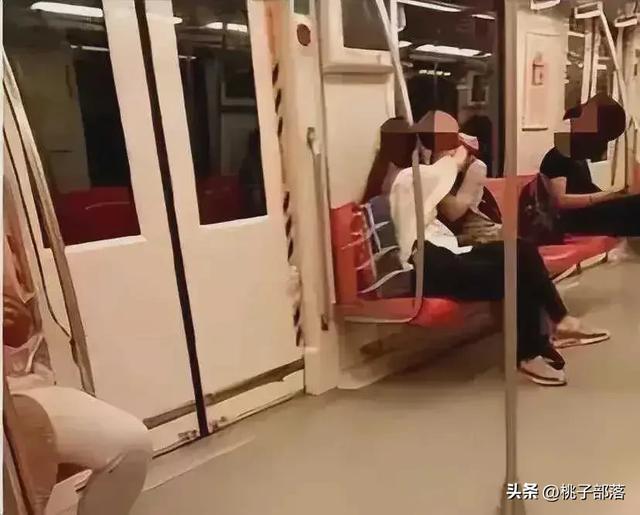 地鐵情侶當(dāng)眾激情親吻摸胸，女子閉眼陶醉，網(wǎng)友直呼辣眼！