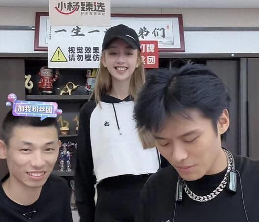 三只羊：性感美女主播卓仕琳，拌胸寫真身材勁爆，連看99次啊！