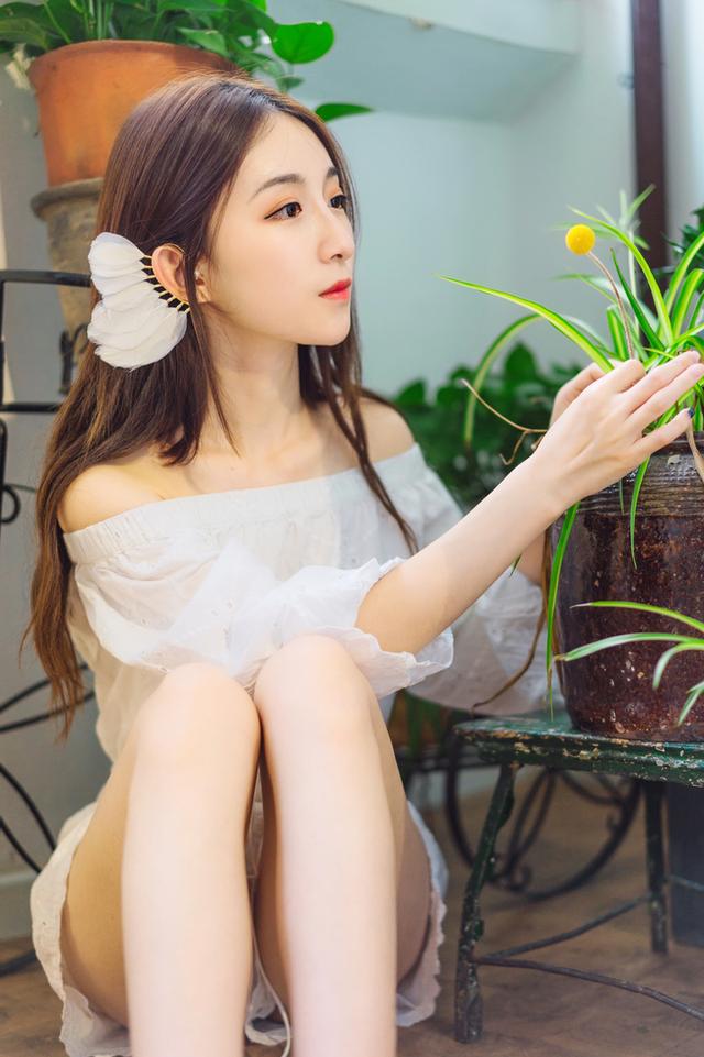 女神妹妹光著腳丫拍寫真，網(wǎng)友：我戀愛了