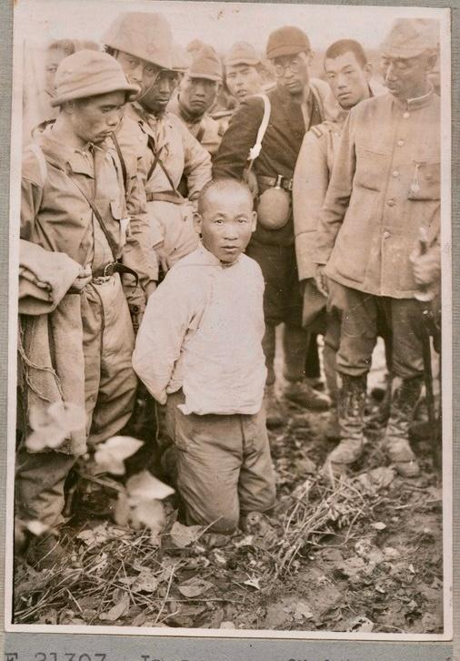 日軍獸行照片：當著父親的面玷污他女兒，臨走還殘忍割下妻子乳房