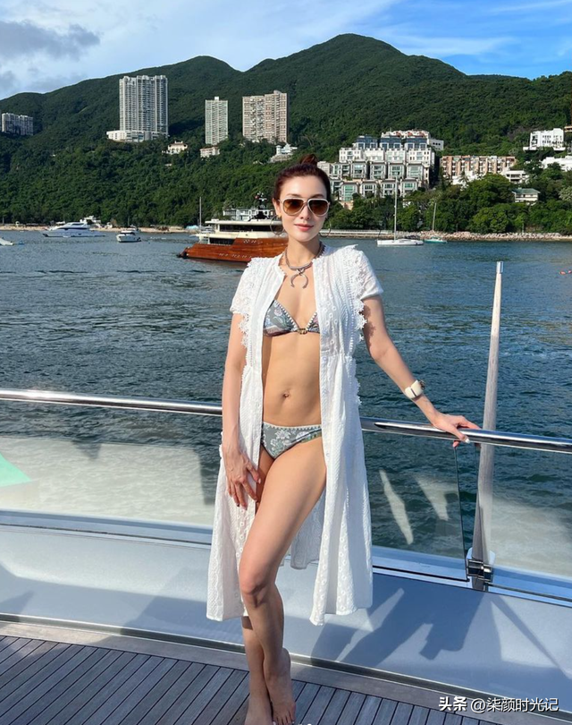 李嘉欣海邊熱褲露臀照，53歲秀性感好身材，網(wǎng)友：這身材，絕了！