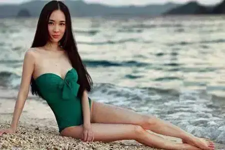 霍思燕一脫成名，現(xiàn)場揉捏杜江的翹臀，曾和黃奕大打口水戰(zhàn)