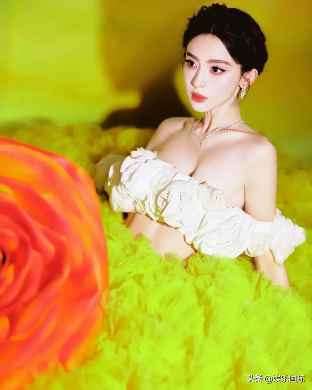 娜扎白色抹胸配禮裙 嬌媚明艷似黃玫瑰