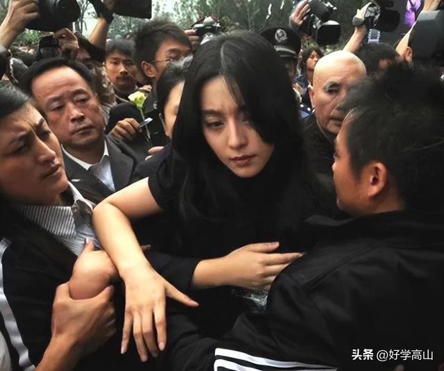 強(qiáng)吻、摸胸、掀裙底，這些男星究竟是真敬業(yè)，還是借機(jī)揩油？