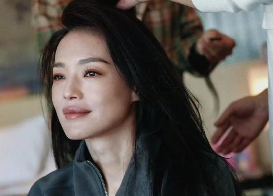 李小冉的胸，閆妮的腿，殷桃的腰，這6位中年女星性感起來(lái)迷死人