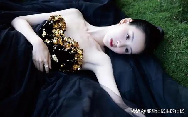 陳都靈機(jī)場(chǎng)絲襪撩人，膚白貌美大長腿，又純又欲簡直是人間尤物！