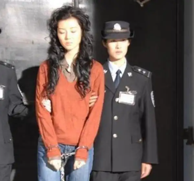 2005年，美女死刑犯畢麗梅被槍決，意外蘇醒后，家屬哀求饒她一命