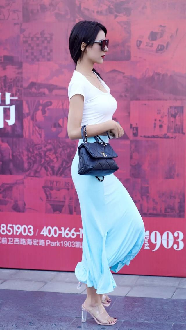 街拍夏季性感清涼美女風(fēng)韻少婦風(fēng)韻精致白皙大長腿美女壁紙少女