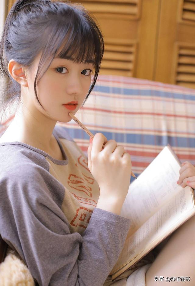 【美腿翹臀】玉兔Miki灰衣吊帶短褲居家慵懶寫真