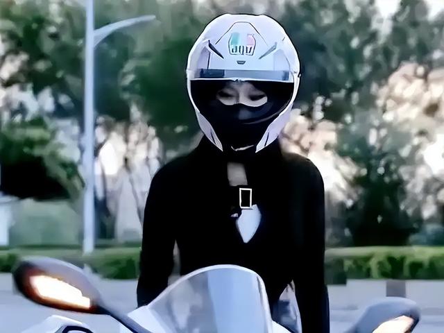 19歲機(jī)車女網(wǎng)紅去世，目擊者曝光細(xì)節(jié)，現(xiàn)場(chǎng)慘烈，喜歡穿絲襪飆車