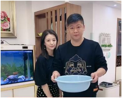 “謝永強”嬌妻露面，穿短裙秀長腿跪地洗腳，永強皇上坐姿太享受
