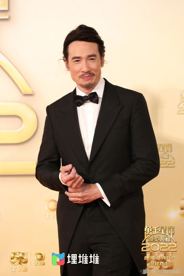 TVB紅毯眾多美女云集，不畏寒冷穿黑絲短裙露長腿，身材凹凸有致