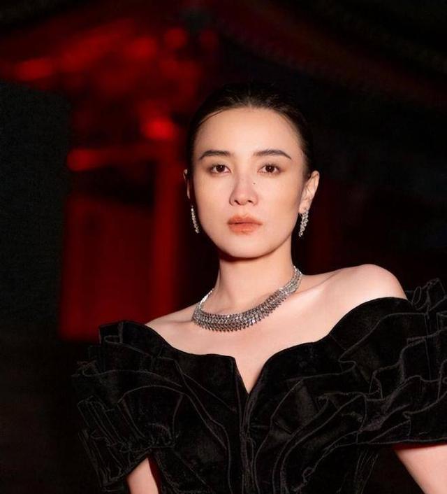 43歲宋佳近照！腋下婦乳明顯，真空禮服險(xiǎn)走光，胳膊上痕跡引熱議